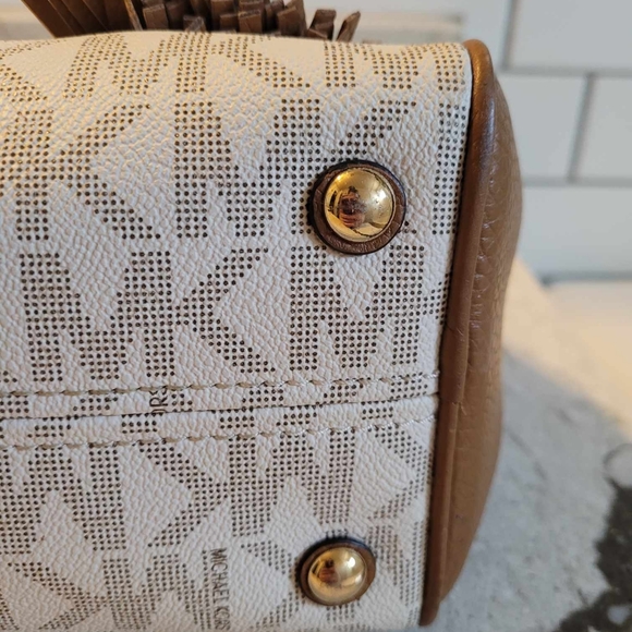 $125EMT Michael Kors vanilla Bedford Medium Tassel Leather Duffel EUC - Picture 6 of 15